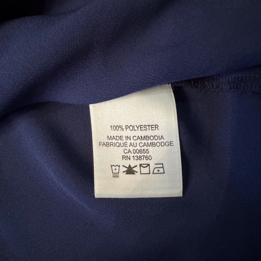 R Essentials Sleeveless V Neck Blouse - Picture 2 of 3